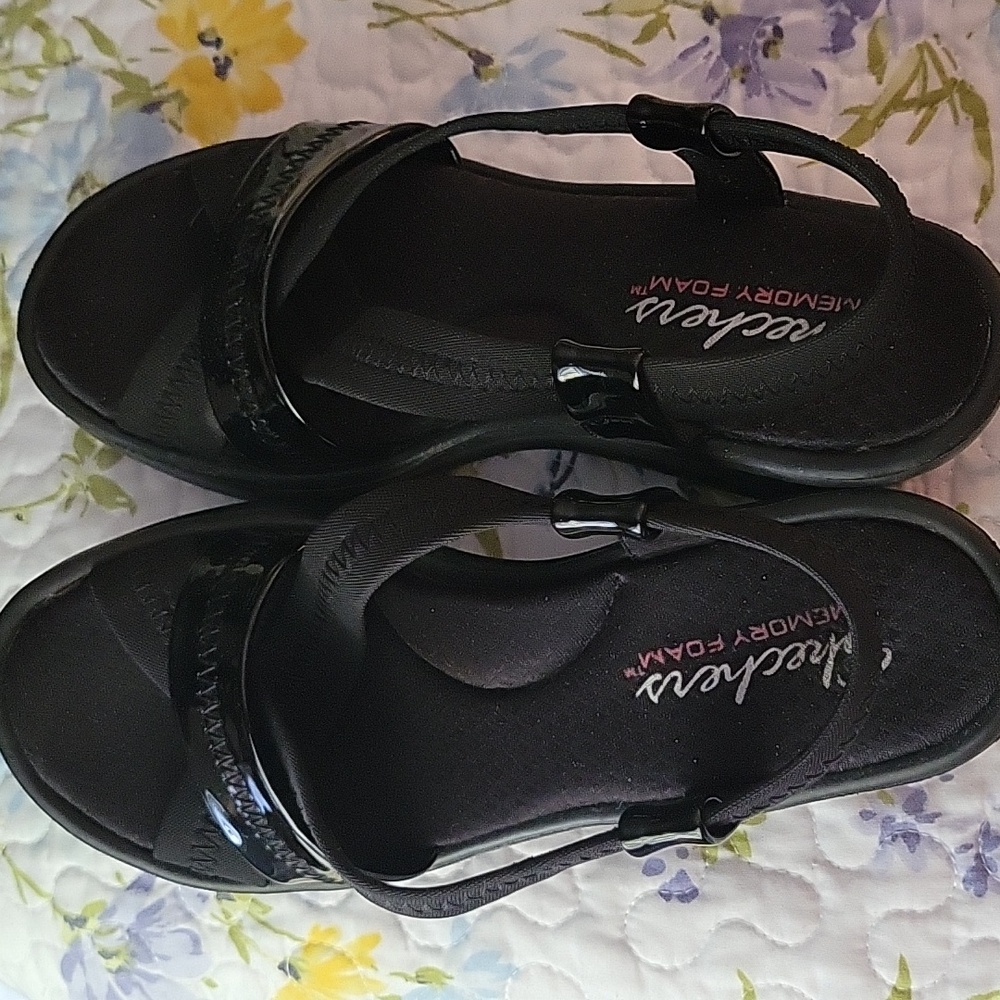 Skechers, Black Sz 6 Sandals Patten Leather Strap. Memory Foam, Great Condition.